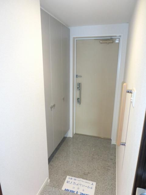 玄関　※同建物　同タイプ住戸　設備参考写真　現況優先