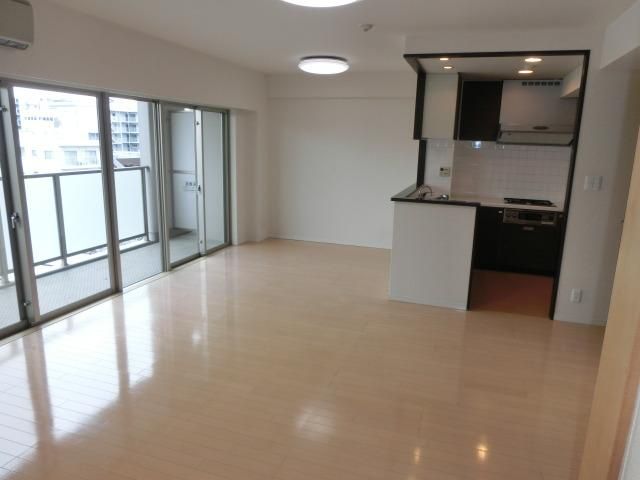 居室・リビング　※同建物　同タイプ住戸　設備参考写真　現況優先