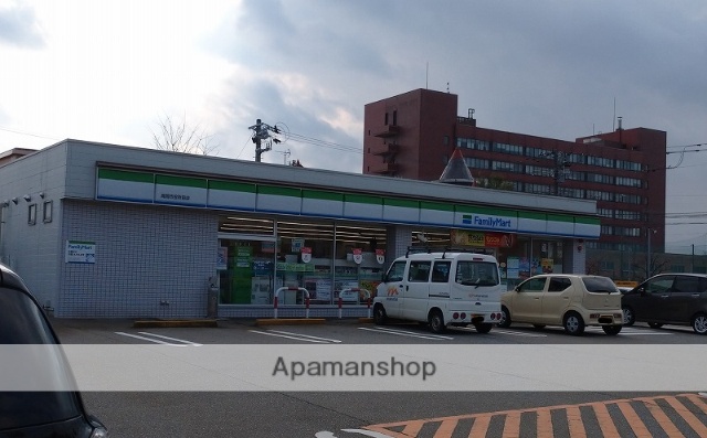 コンビニ　ファミリーマート（コンビニ）まで779m