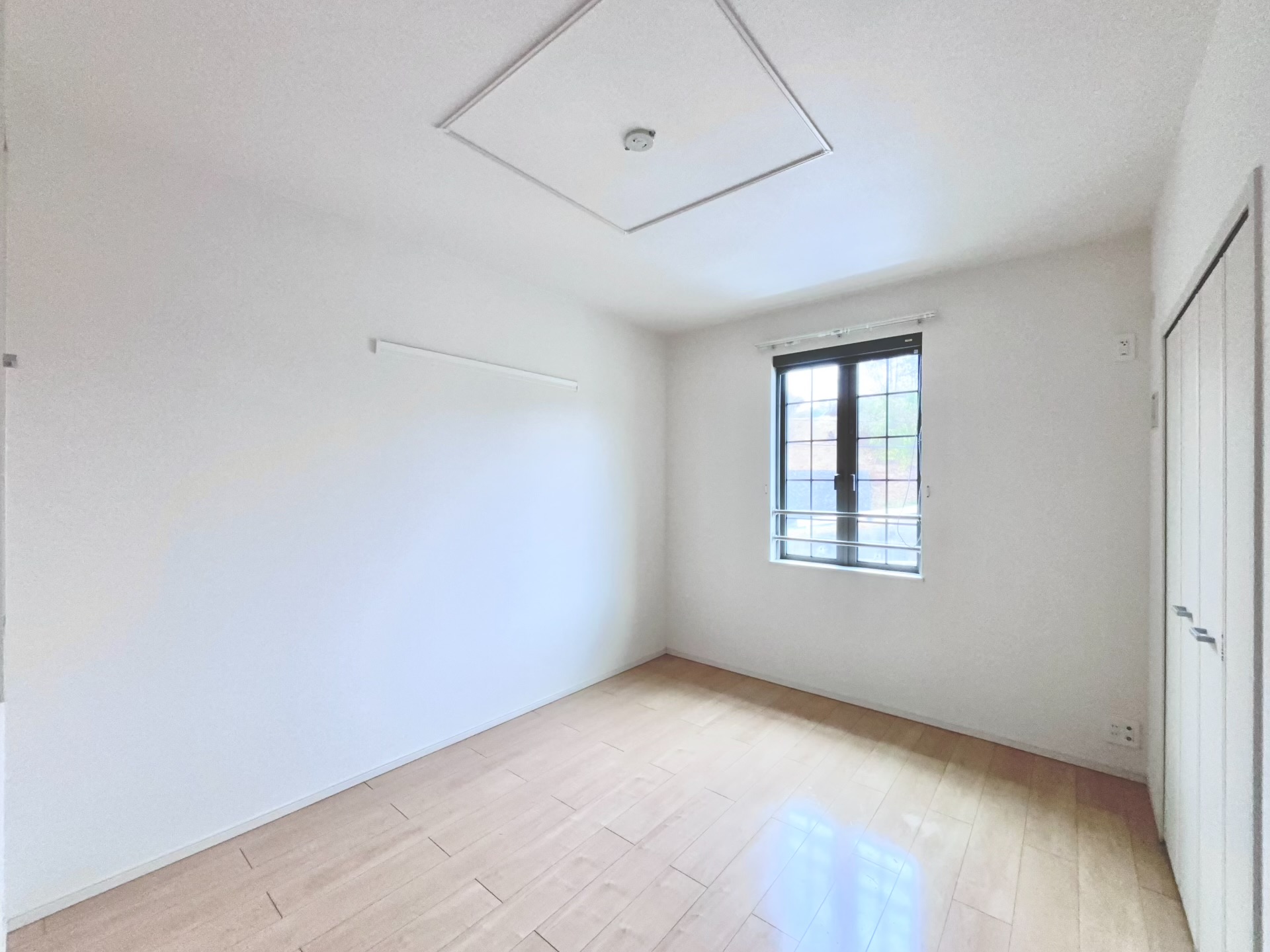 その他部屋・スペース　洋室部分・収納付きの明るいお部屋です♪