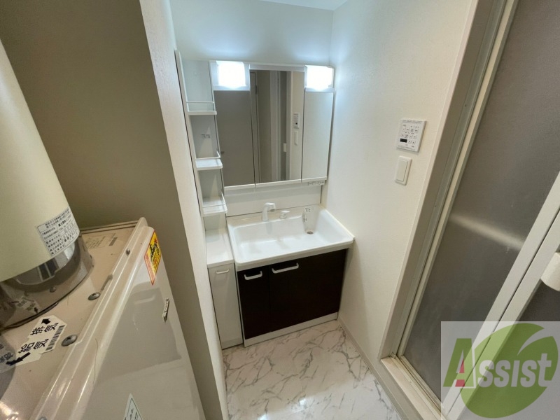 洗面設備　シャンプードレッサー。身支度はここでばっちりですね。