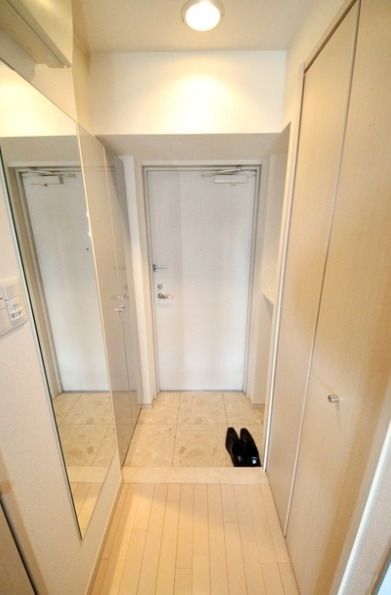 玄関　別部屋の画像を使用しております。