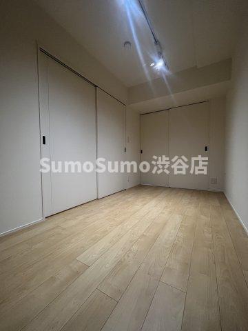 その他部屋・スペース　開放的な寝室です