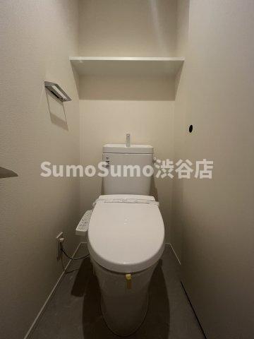 トイレ　落ち着いた色調のトイレです