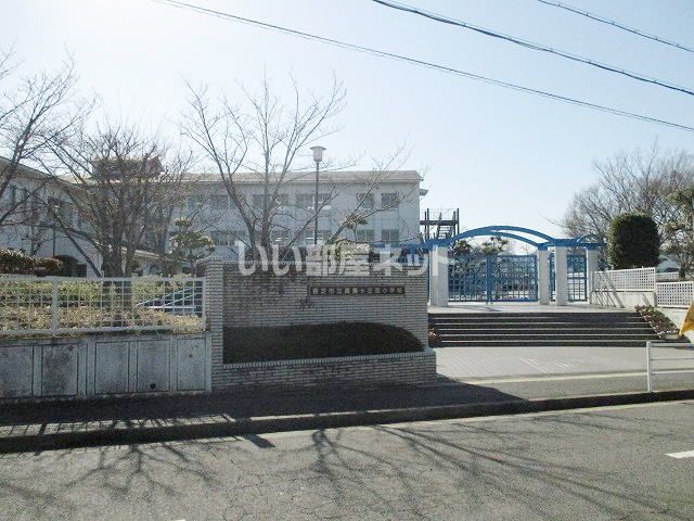 小学校　香芝市立真美ケ丘西小学校（小学校）まで1493m