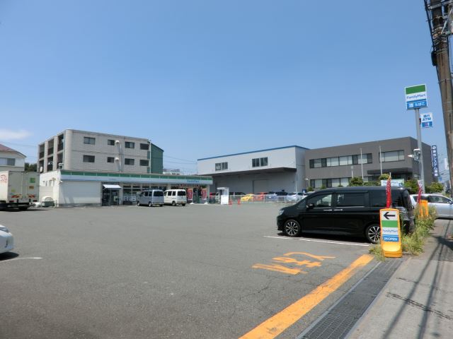 コンビニ　ファミリーマート（コンビニ）まで130m