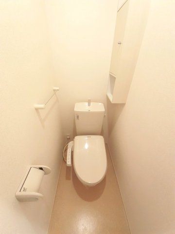 トイレ　落ち着いた色調のトイレです