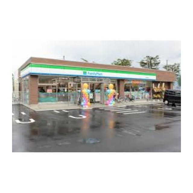 コンビニ　ファミリーマート津市ヨットハーバー店（コンビニ）まで490m
