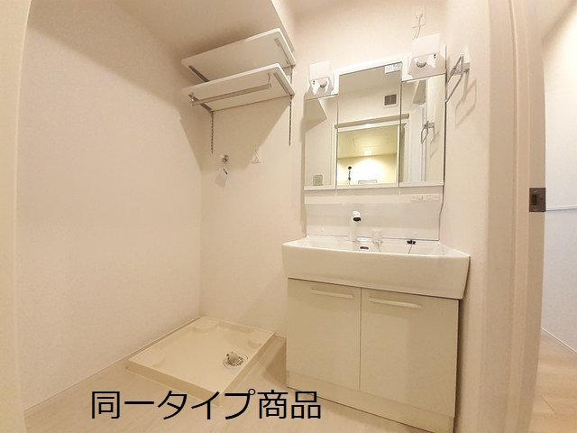 洗面設備　明るい洗面所です