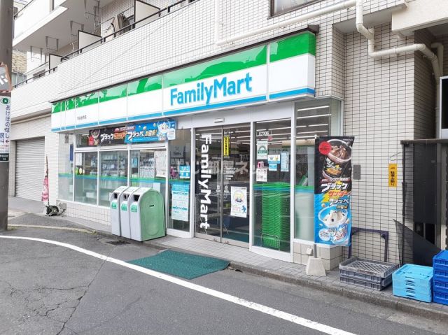 コンビニ　ファミリーマート市谷台町店（コンビニ）まで682m
