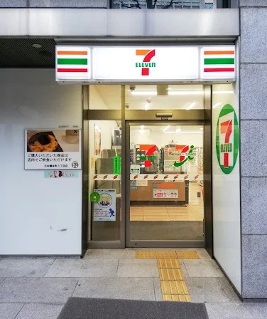 コンビニ　セブンイレブン日本橋本町3丁目店（コンビニ）まで80m