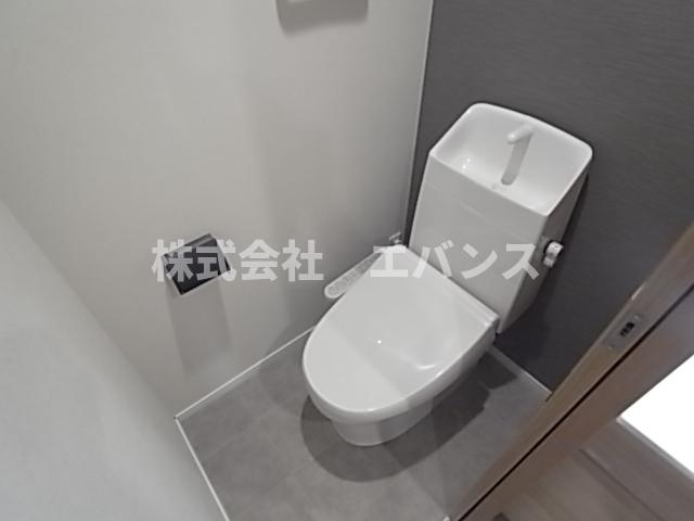 トイレ　落ち着いた色調のトイレです