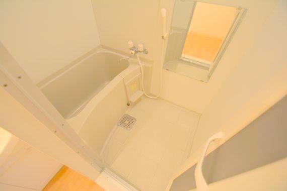 バス・シャワールーム　バスルームはトイレと別々で、広々としていますよ。