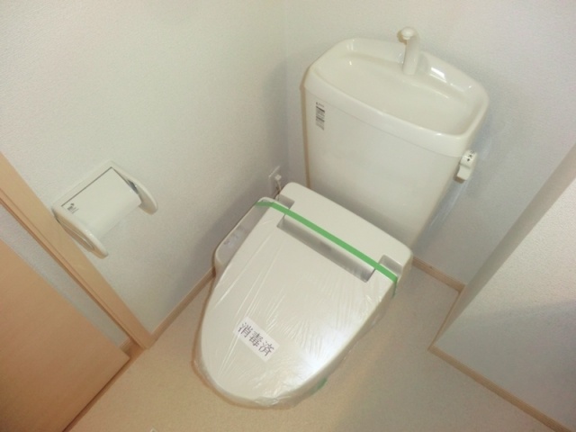 トイレ　温水洗浄便座付きのトイレです♪