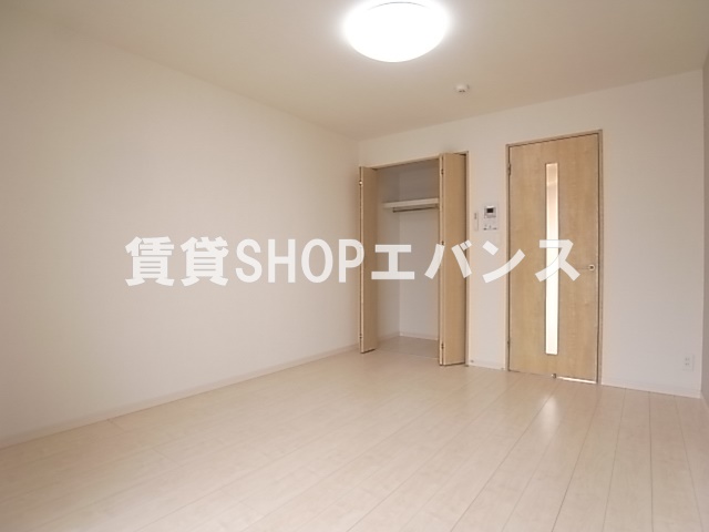 その他部屋・スペース　落ち着いた色調の寝室です
