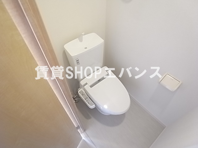 トイレ　落ち着いた色調のトイレです