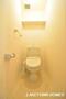 トイレ　上部に収納棚がある温水洗浄暖房便座付のトイレです。