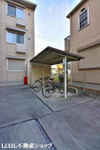 その他共有部分　敷地内に屋根付きの駐輪場があります。