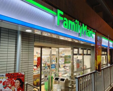 コンビニ　ファミリーマート（コンビニ）まで120m