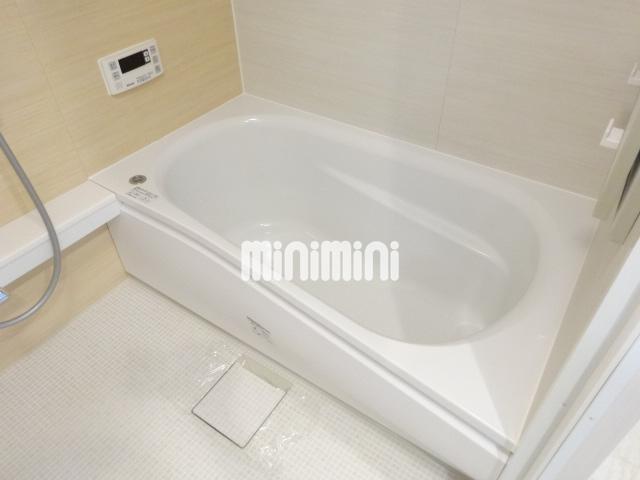 バス・シャワールーム　足が伸ばせる広いお風呂です