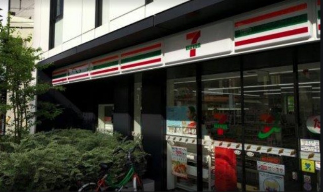 コンビニ　セブンイレブン港区赤坂駅南店（コンビニ）まで233m
