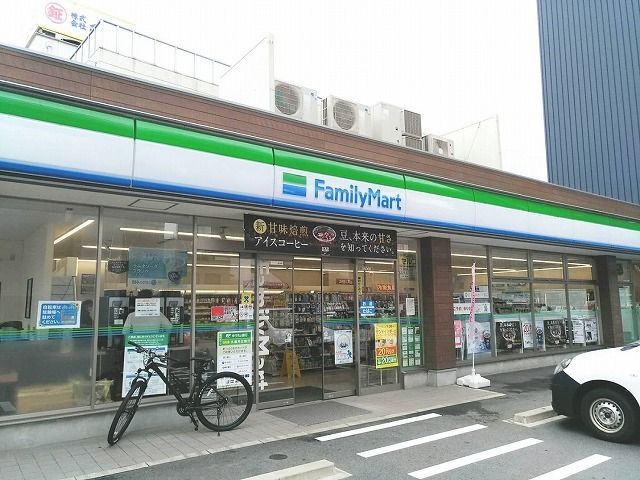 コンビニ　ファミリーマート（コンビニ）まで15m