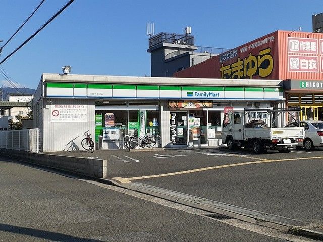 コンビニ　ファミリーマート様（コンビニ）まで160m