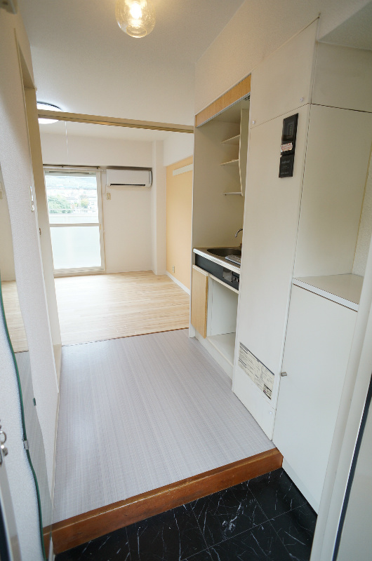 玄関　掲載写真は参考写真です。実際のお部屋とは内装・設備が異なる場