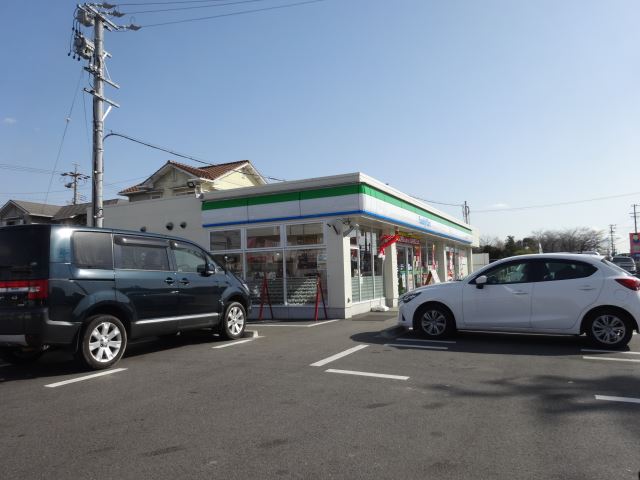 コンビニ　ファミリーマート（コンビニ）まで460m