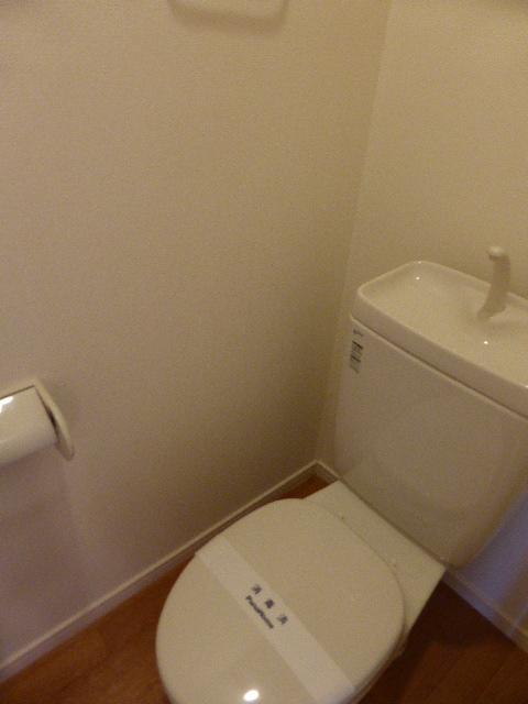 トイレ　落ち着いた色調のトイレです
