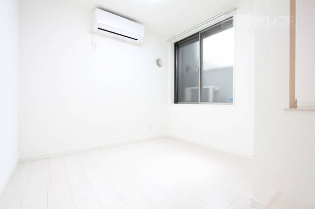 居室・リビング　ロフトの下にも１部屋あります。こちらは真っ白