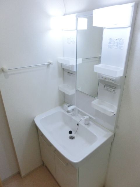 洗面設備　忙しい朝に活躍する独立洗面台です