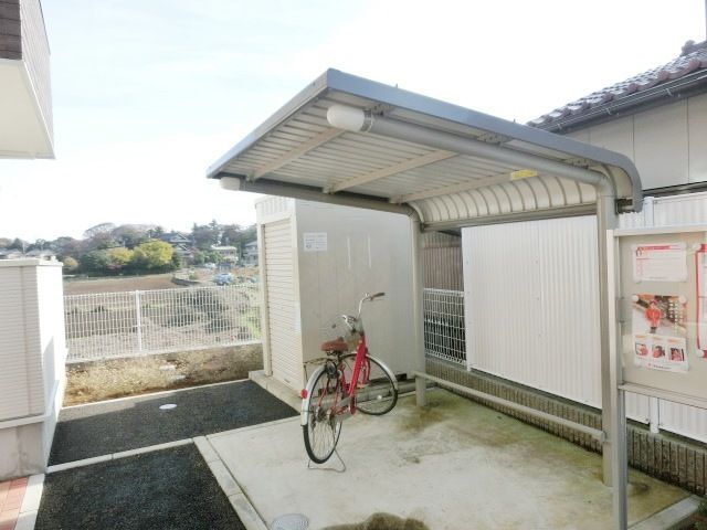 その他共有部分　敷地内に屋根付き駐輪場ございます。