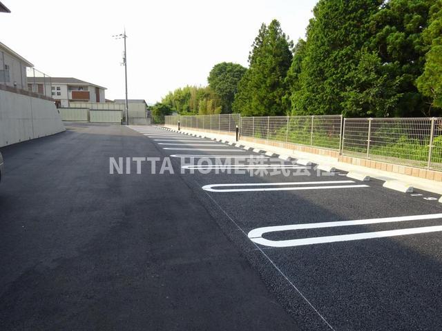駐車場　敷地内に駐車場も付いています＊
