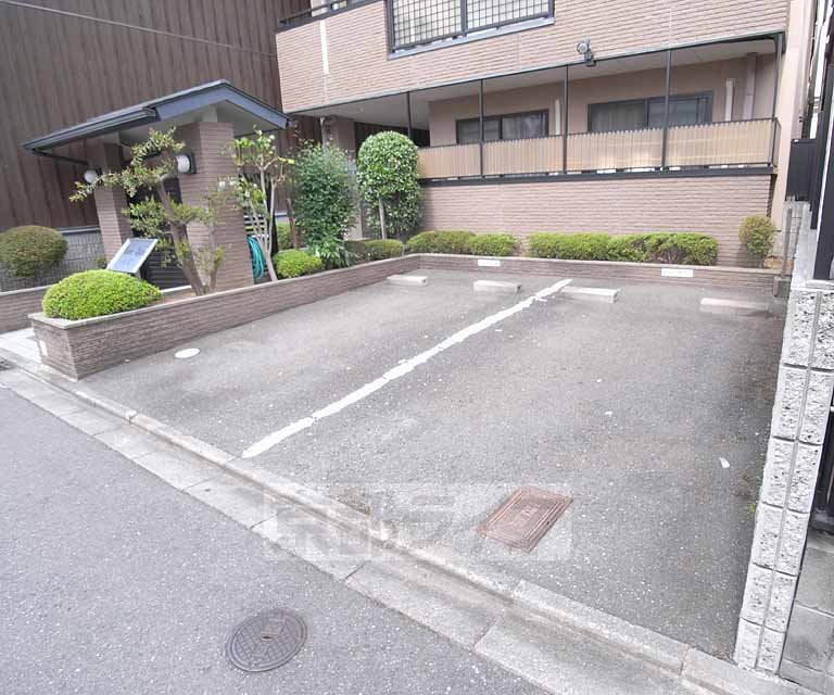駐車場　駐車場はマンションを出たところです。