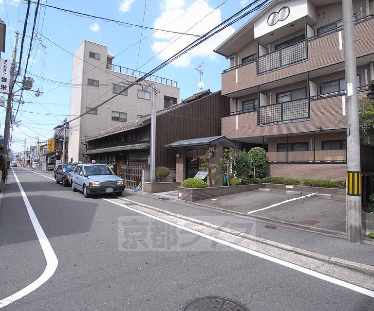 その他　建物前の道路。町家の並ぶ住宅街です。