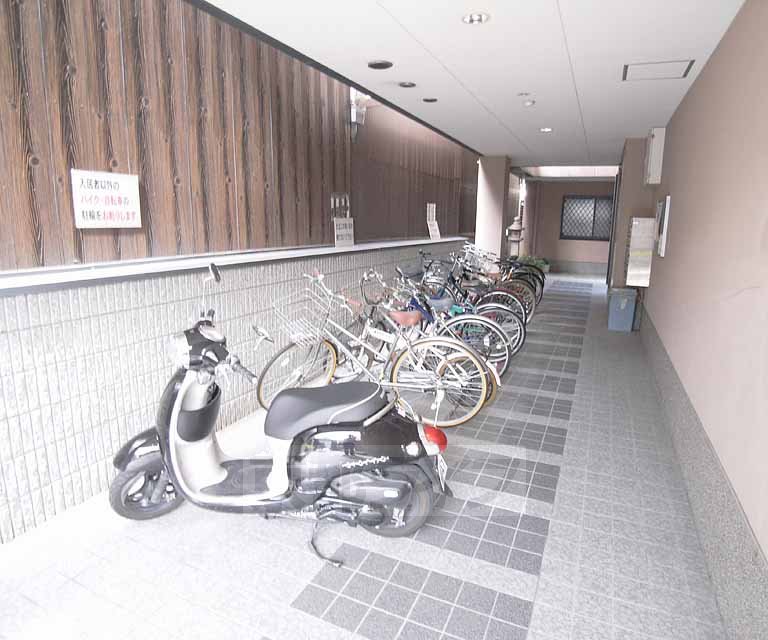 その他共有部分　入り口への道が駐輪場になっています。