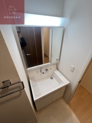 洗面設備　独立洗面台あり、毎朝おしゃれに忙しい女性の方におすすめです