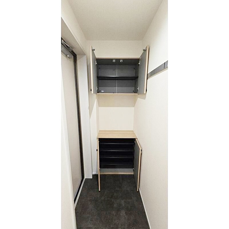 玄関　【南向き角部屋2面採光の明るいお部屋♪】住環境良好おすすめ！