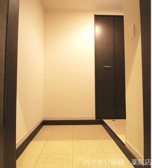 玄関　別号室写真の為、現況を優先致します。