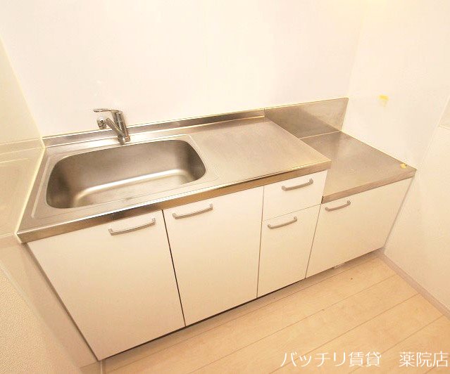 キッチン　別号室写真の為、現況を優先致します。