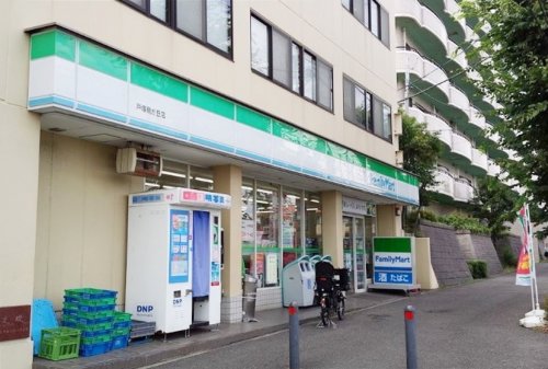 コンビニ　ファミリーマート 戸塚鳥が丘店（コンビニ）まで495m