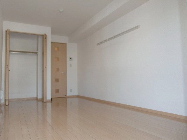 居室・リビング　明るい色合いのきれいなお部屋です。