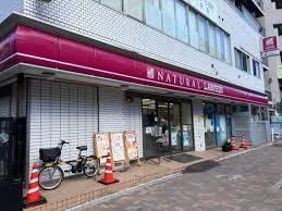 コンビニ　ナチュラルローソン東麻布三丁目店（コンビニ）まで127m