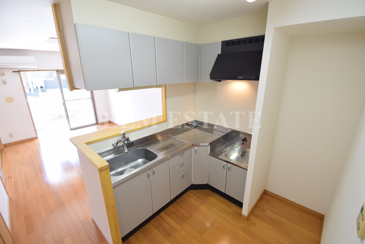 キッチン　階数違い別部屋の写真になります。