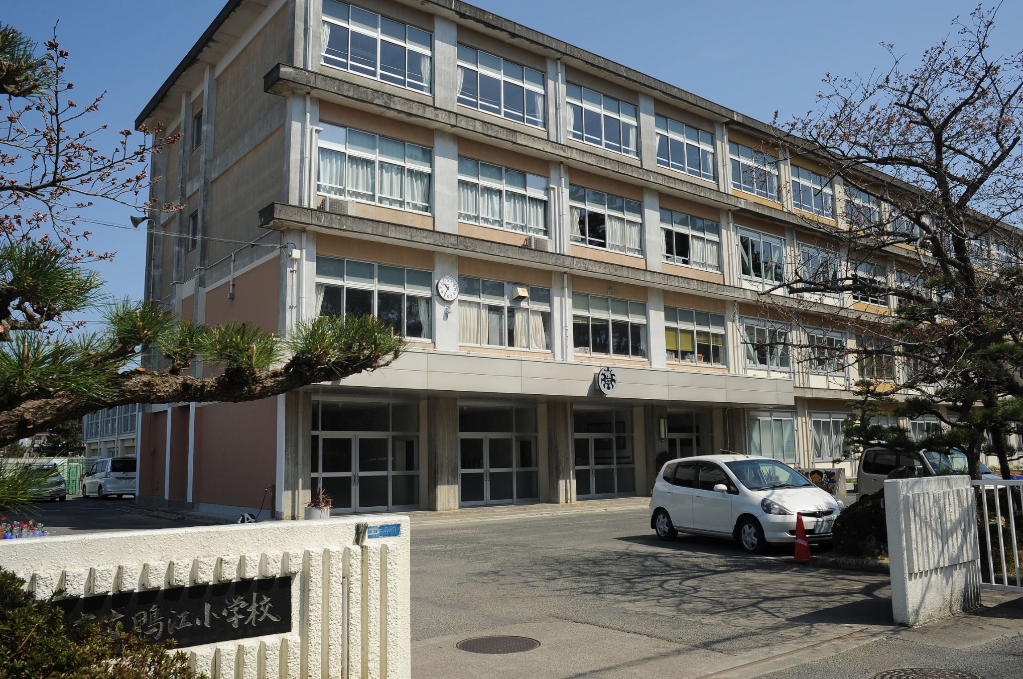 小学校　浜松市立鴨江小学校（小学校）まで682m