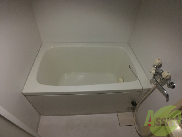 バス・シャワールーム　白くきれいな浴室です、トイレ別、脱衣所ありで使いやすい