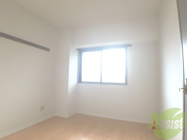 その他部屋・スペース　玄関入って左手の５帖の洋室は寝室にちょうどいいサイズ