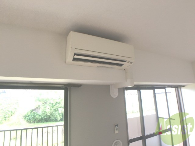 その他設備　リビング中央にエアコンがございます。暑い日も寒い日も快適