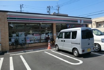 コンビニ　セブンイレブン（コンビニ）まで130m